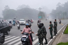 Lanud Roesmin Nurjadin Bagikan Masker, Danlanud Sebut Asap Diduga Berasal dari Luar Riau