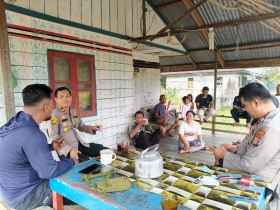 Kapolsek Merbau Turun Langsung ke Rumah Warga, Bantu Pendaftaran Perlinsos di Teluk Belitung