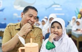 Wawako Markarius Tinjau PTM di Pekanbaru, Siswa Dibekali Masker dan Vitamin C