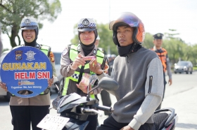 Pengendara Tertib Dapat Cokelat, Anak-anak Terima Helm Gratis di Operasi Patuh Pekanbaru
